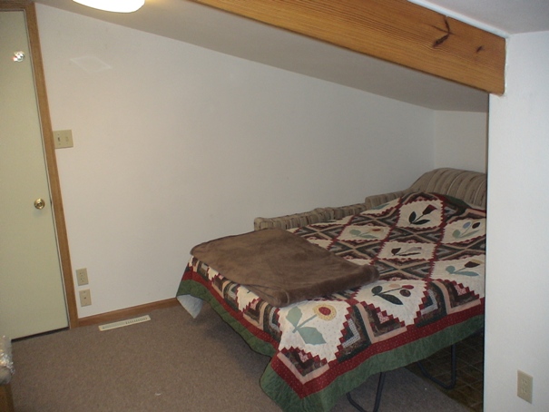 http://www.datalinkplus.com/apts/Apartments/Loft/bedroom.jpg