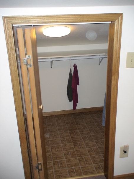 http://www.datalinkplus.com/apts/Apartments/Loft/closet.jpg